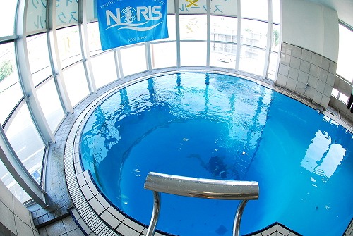 ノリ鵜神戸舞子店にある温水プール